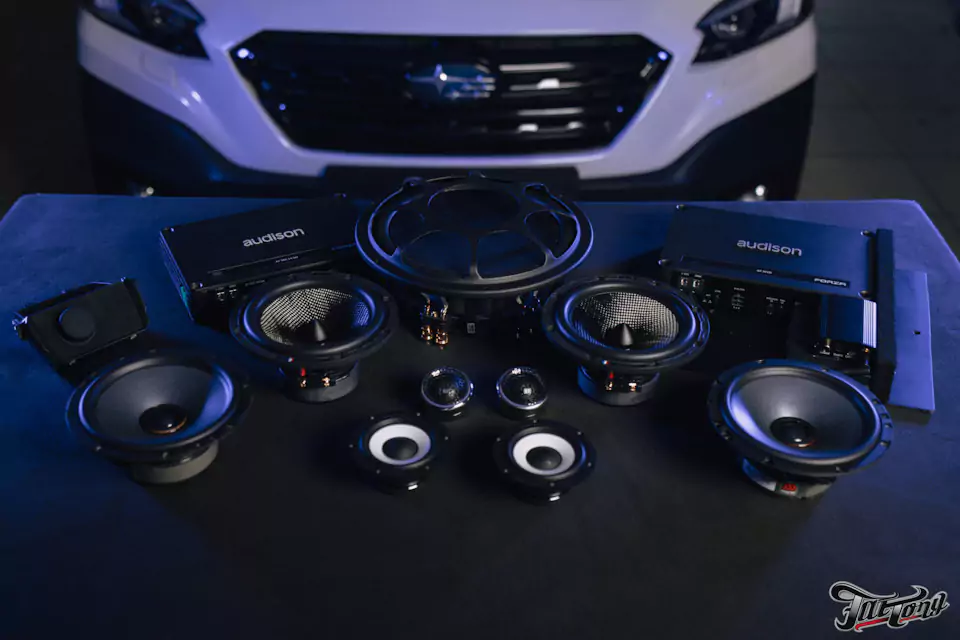 Доработали Subaru Outback: удалили старую шумоизоляцию и выполнили новую, построили акустическую систему, перетянули потолок в алькантару с окрасом пластика, перешили руль в кожу